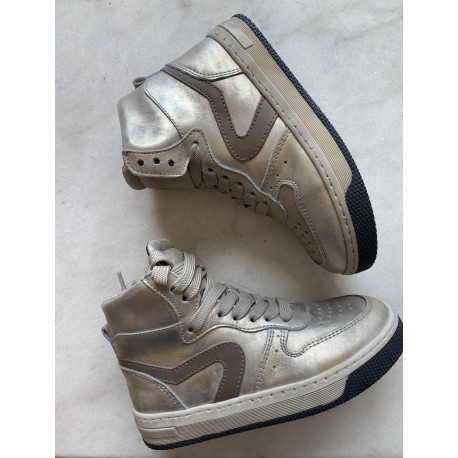 Hip sneaker gold